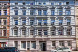 Haeuser MagdeburgFrontansicht Mietwohnung blaue Fassade